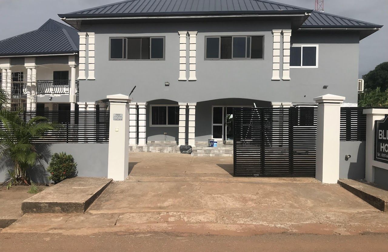 Professional painter in Accra working on-site