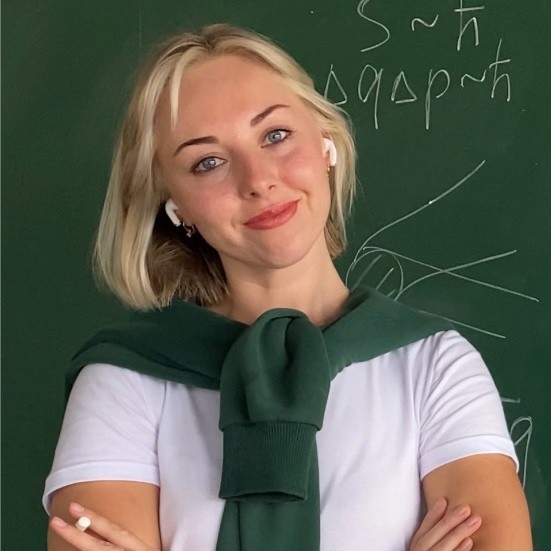 <subject>[headshot] image of customer (for a productivity tools business)</subject>