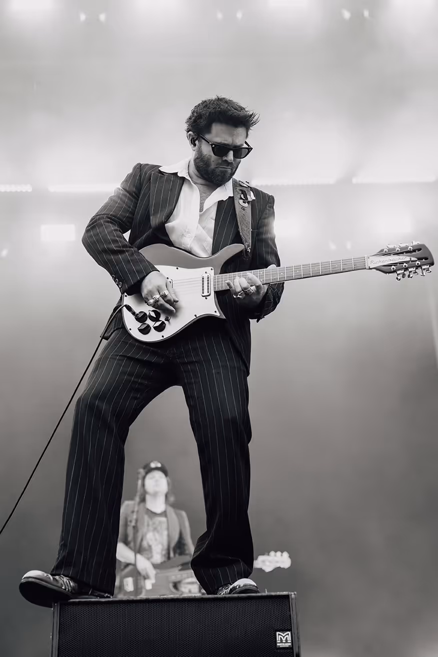 Angus Stone playing guitar at rhythm and vines