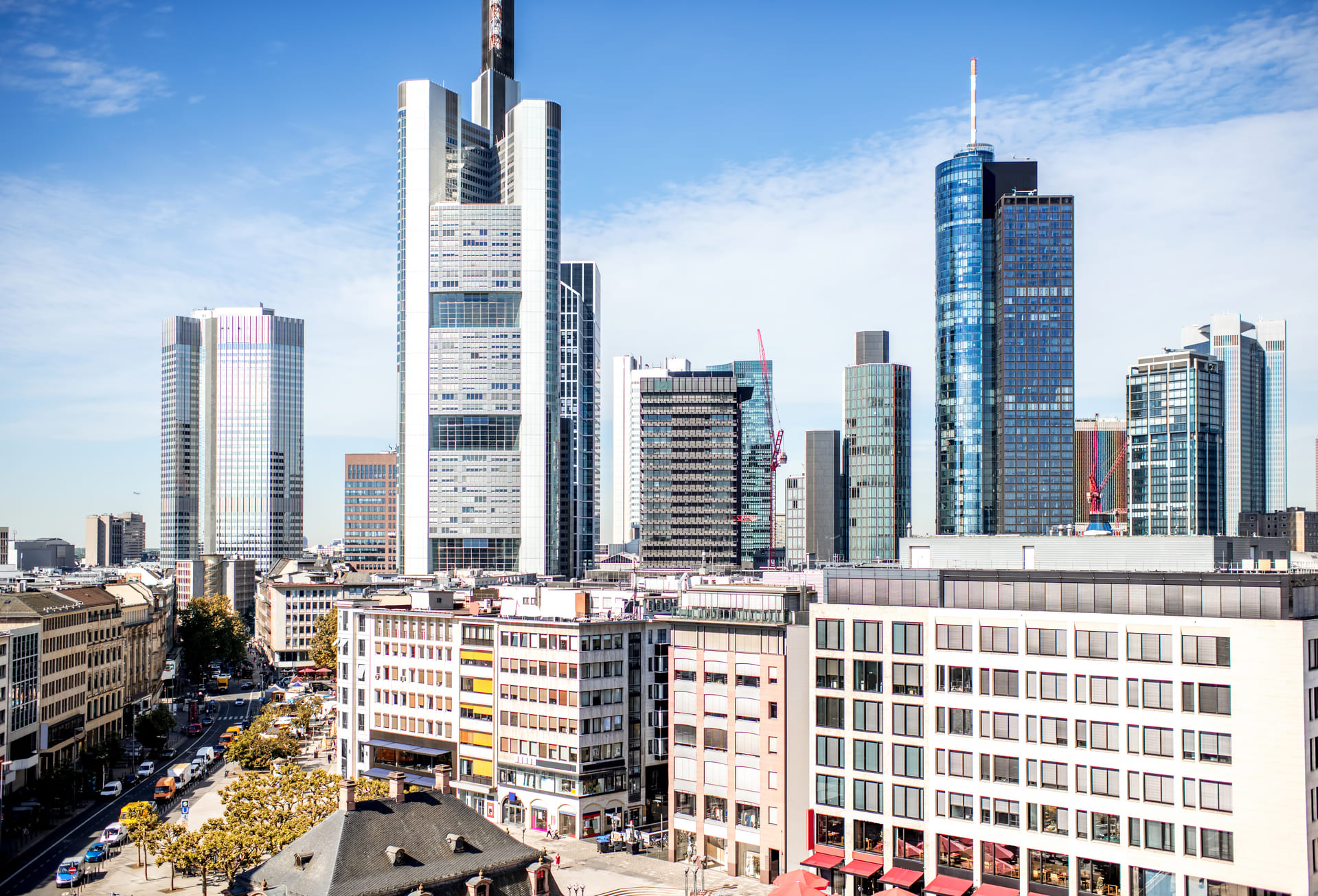Panoramablick auf die Frankfurter Skyline mit modernen Wolkenkratzern unter klarem Himmel.
