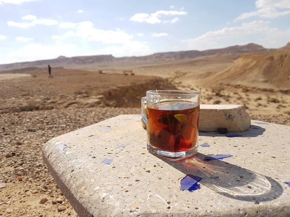 כוס תה על אבן במדבר