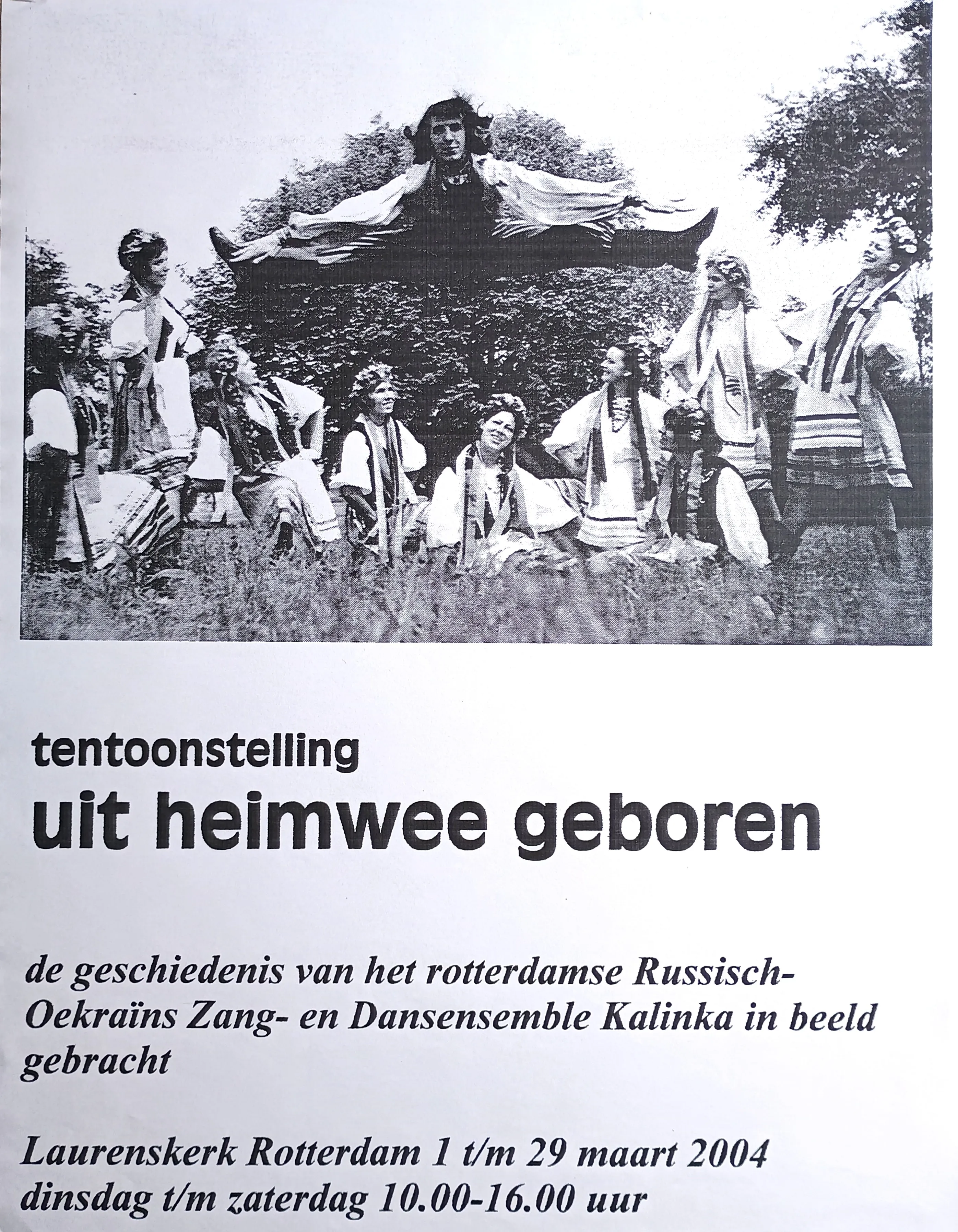 Black-and-white photo of a man in mid-air performing a split jump above a group of people dressed in traditional Eastern European attire, accompanied by Dutch text about a 2004 exhibition on the Rotterdam Russian-Ukrainian Kalinka Song and Dance Ensemble at Laurenskerk.