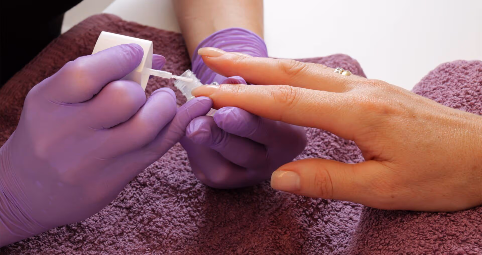 Maniküre-Behandlung im Kosmetikstudio Plafunkel Beauty – manicure professionale.