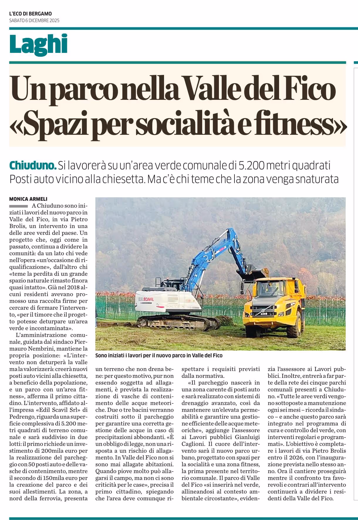 Articolo de L'Eco di Bergamo su un nuovo parco con foto di un escavatore e un camion in un'area verde.
