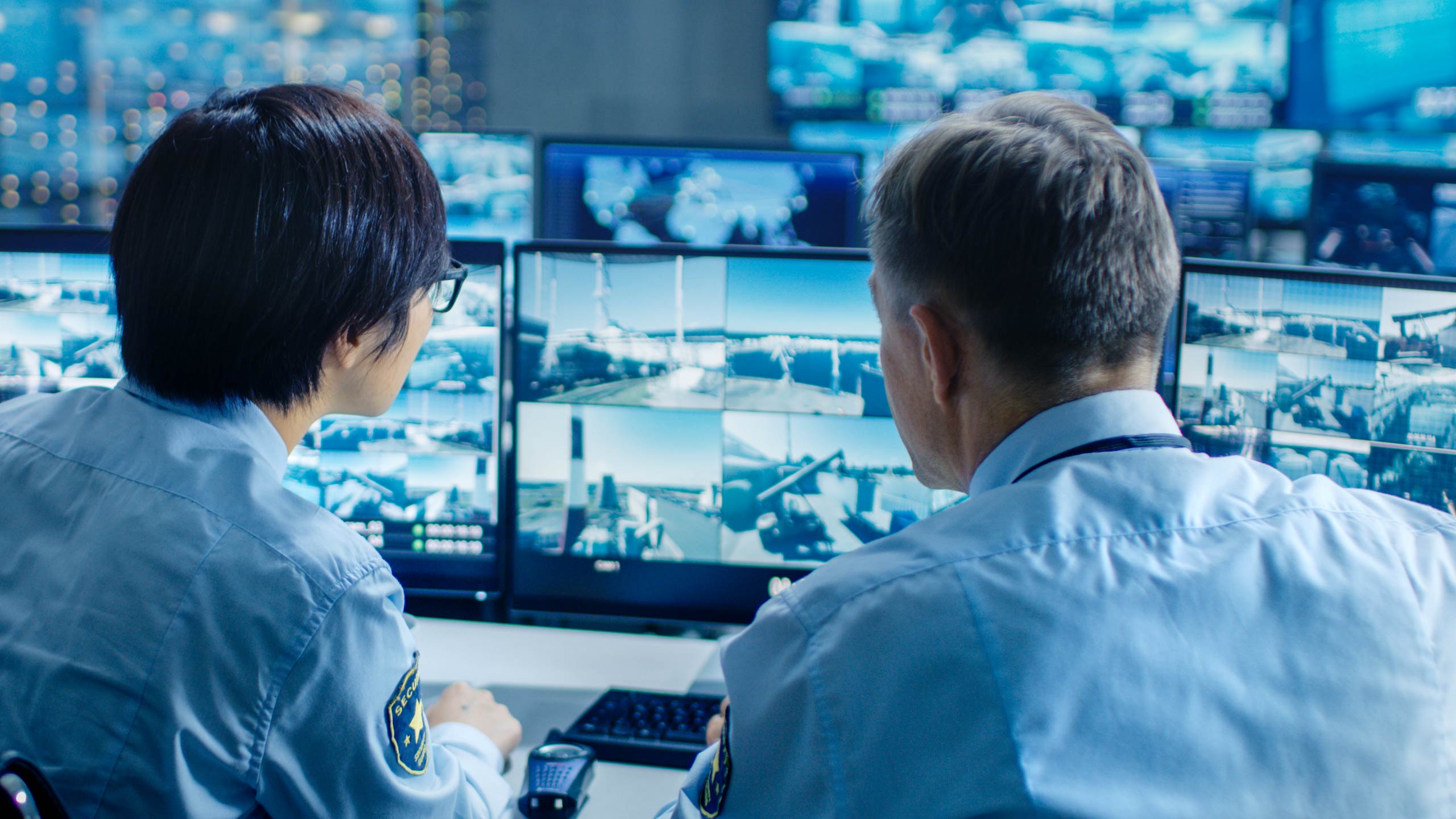 Intrusion Prevention System (IPS) ist eine wichtige Technologie im Bereich der Cyber-Sicherheit, die dazu dient, Angriffe auf Computersysteme und Netzwerke zu erkennen und zu verhindern. Ein IPS-System überwacht den Netzwerkverkehr auf Anomalien und ungewöhnliche Aktivitäten, die auf einen Angriff hinweisen können, und blockiert diese Verbindungen, bevor sie Schaden anrichten können.