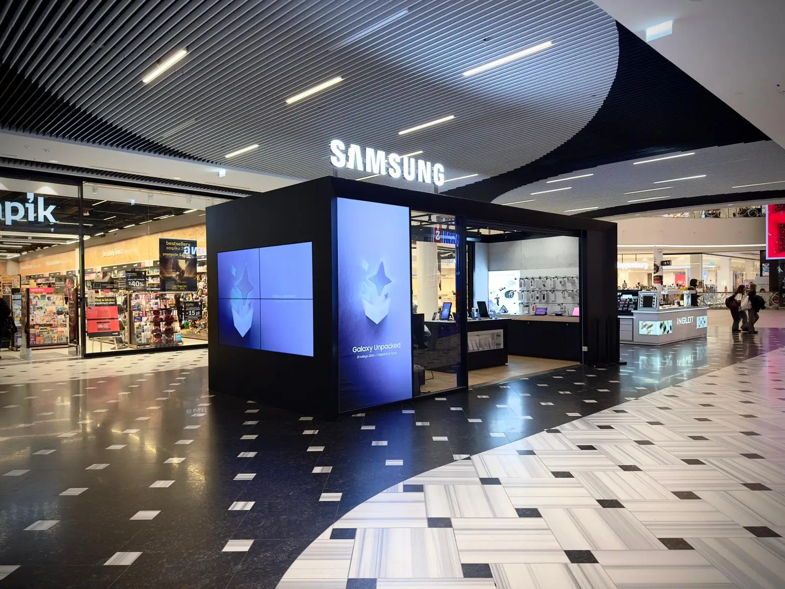 Samsung retail island operated by ROLV Media-Retail