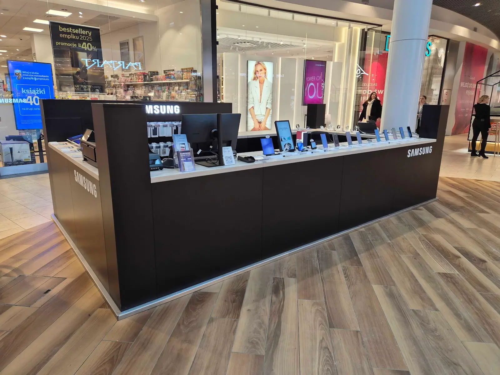 Samsung retail island operated by ROLV Media-Retail