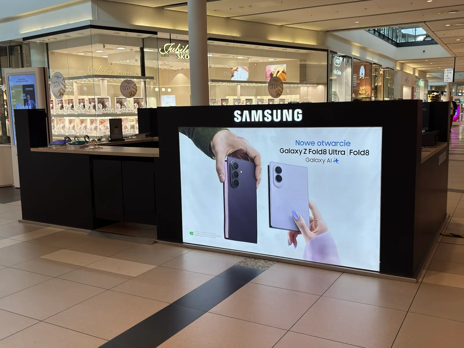 Samsung retail island operated by ROLV Media-Retail