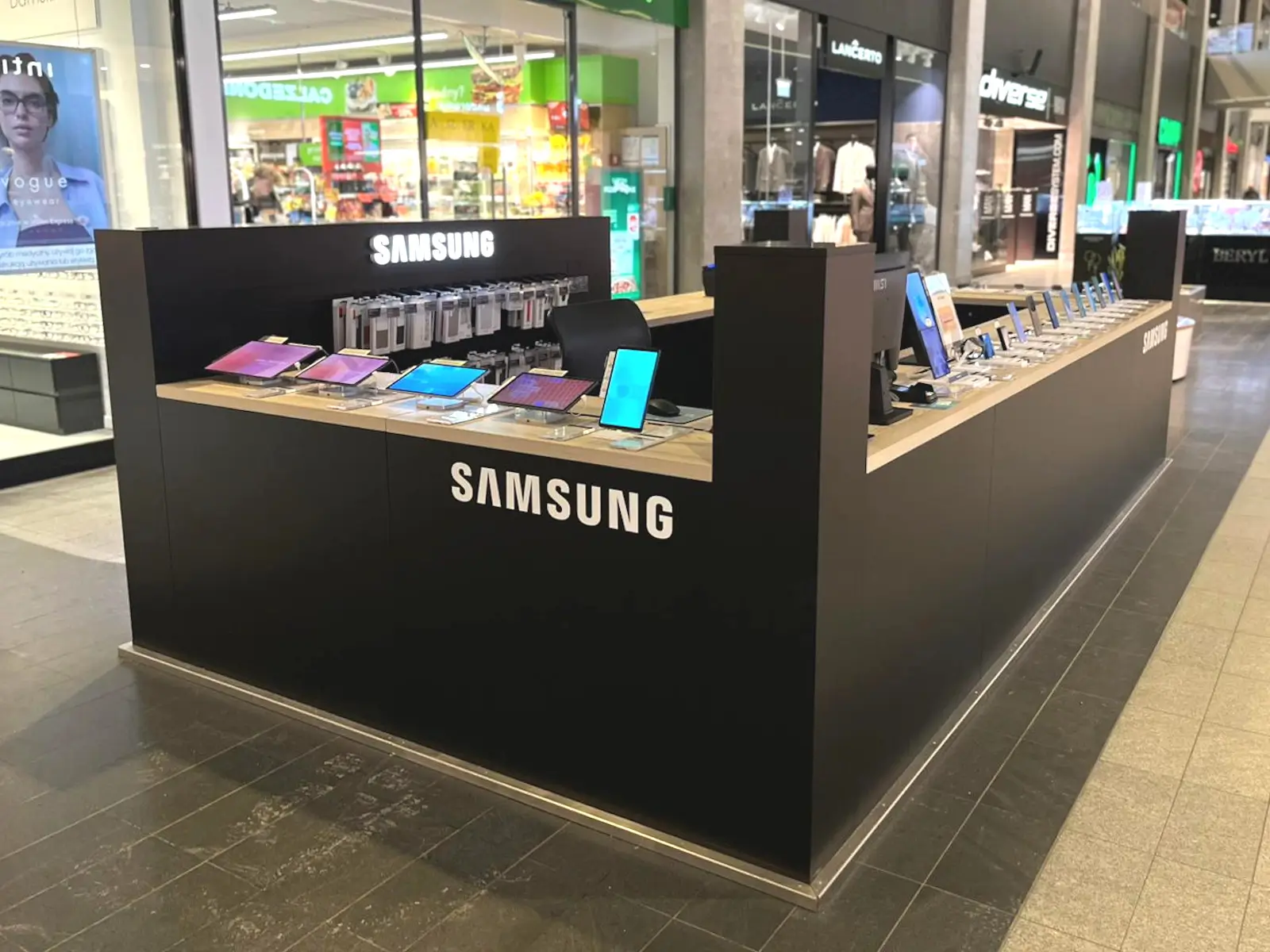 Samsung retail island operated by ROLV Media-Retail