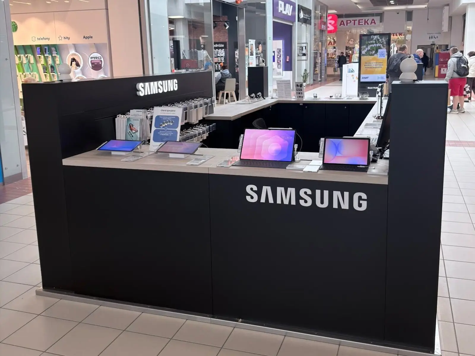 Samsung retail island operated by ROLV Media-Retail