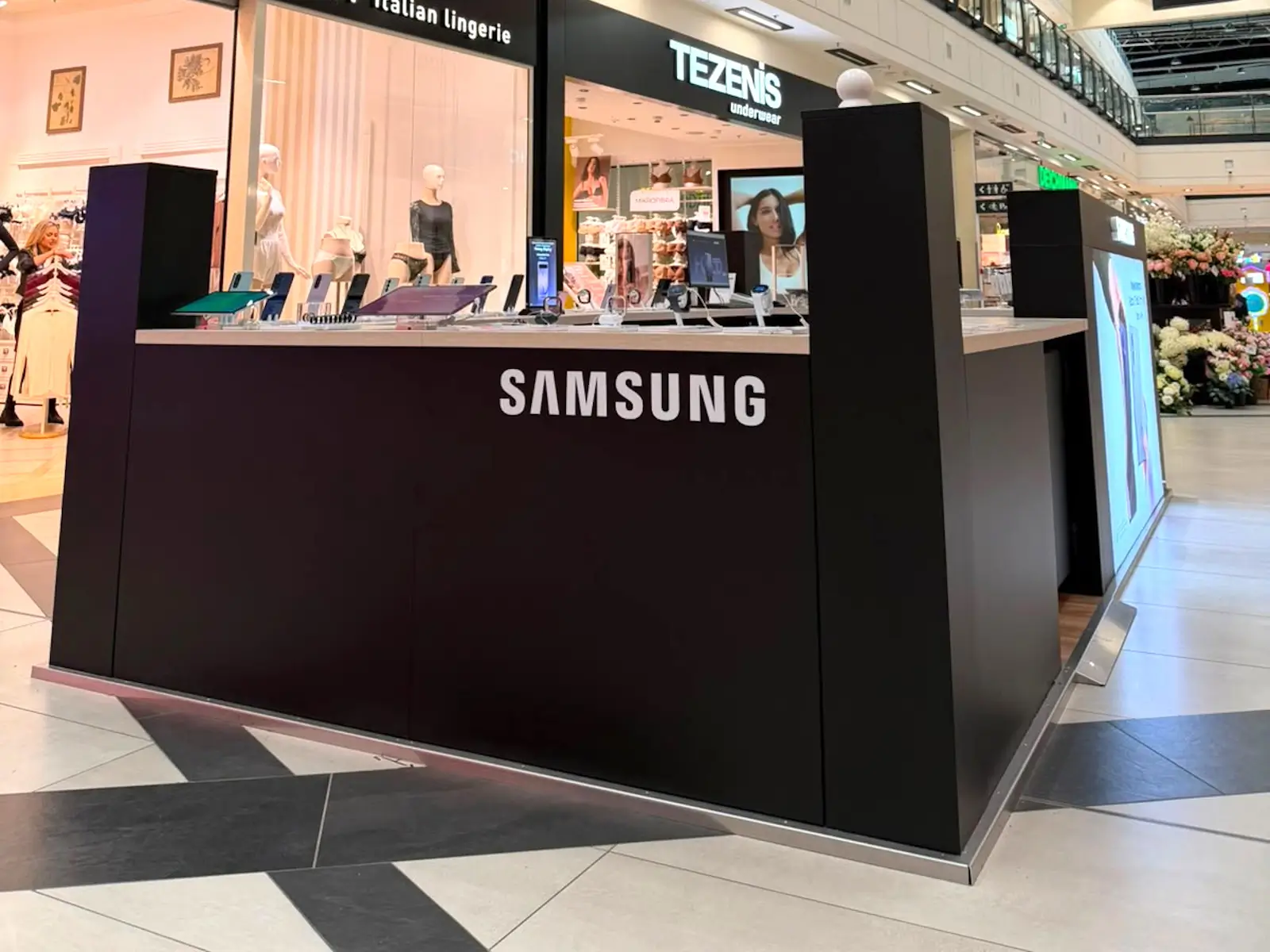 Samsung retail island operated by ROLV Media-Retail