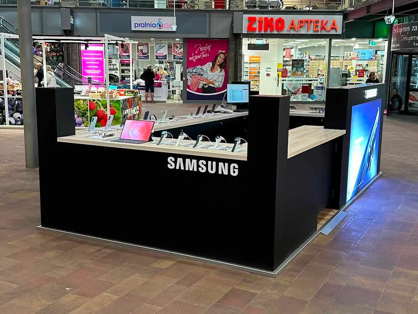 Samsung retail island operated by ROLV Media-Retail