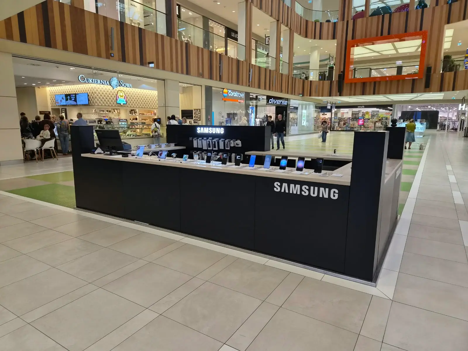 Samsung retail island operated by ROLV Media-Retail