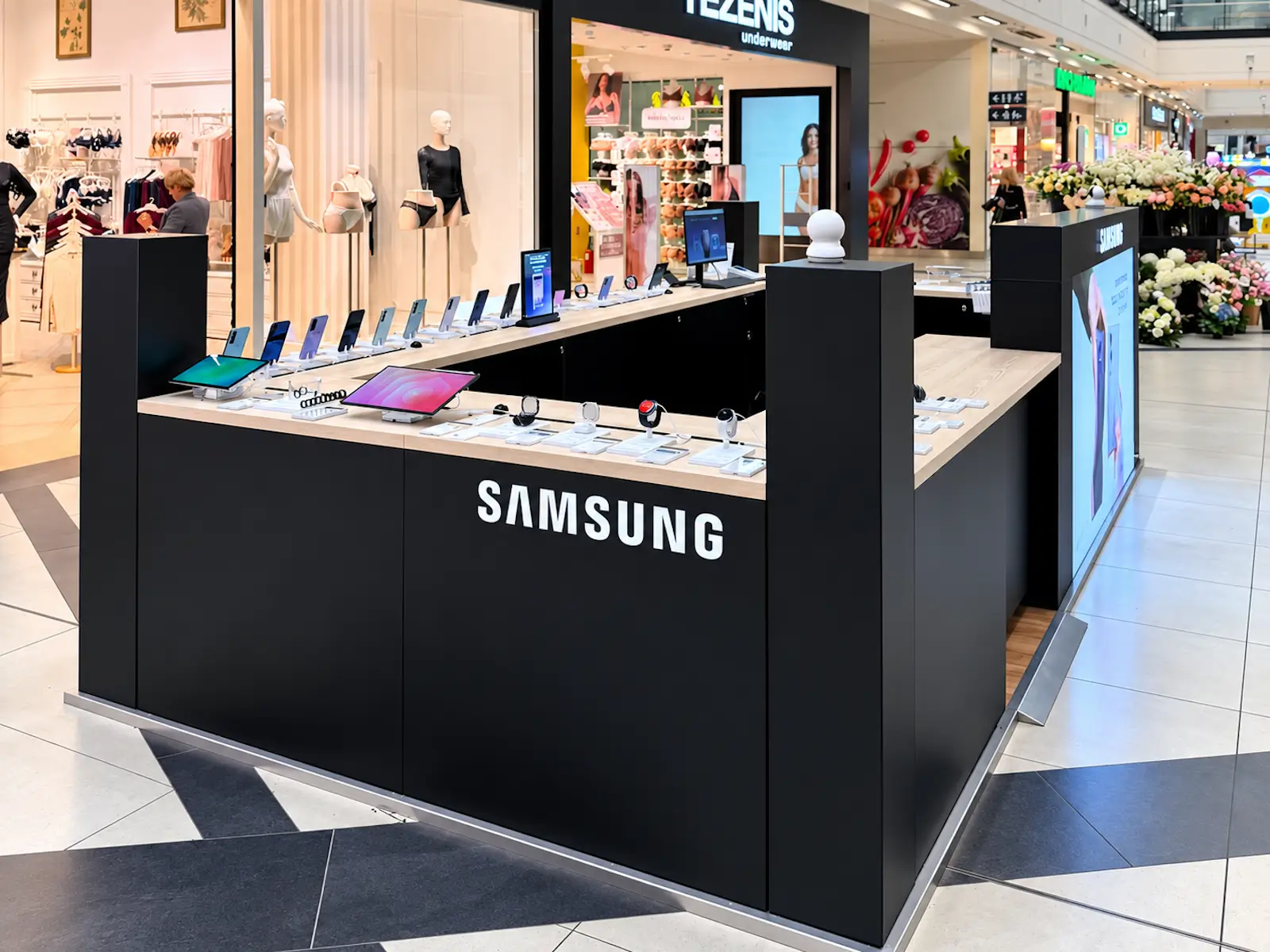 Samsung retail island operated by ROLV Media-Retail