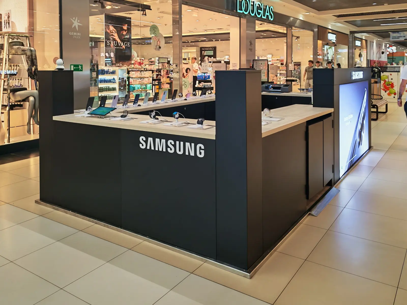 Samsung retail island operated by ROLV Media-Retail