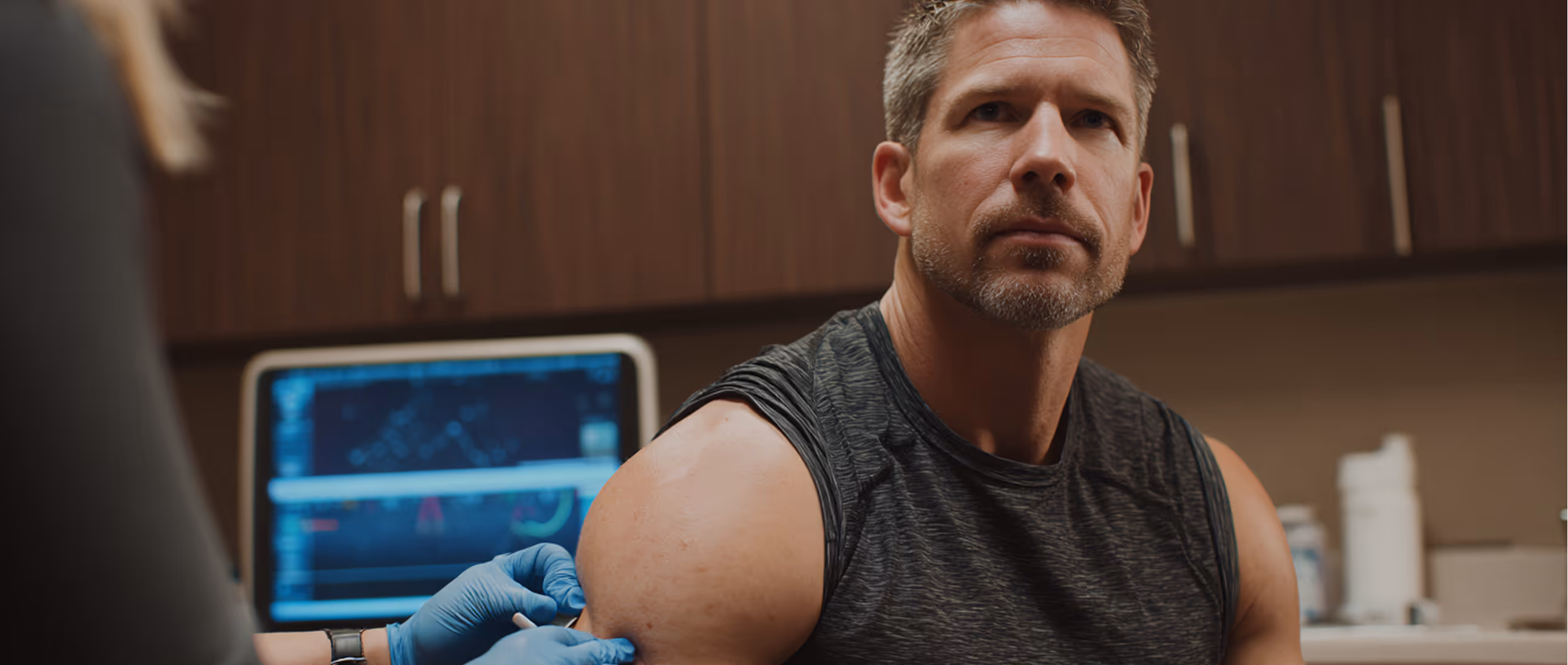 Dr. Ched Garten reviews x-ray with athletic patient, reflecting Paragon’s diagnostic precision and injury recovery expertise.