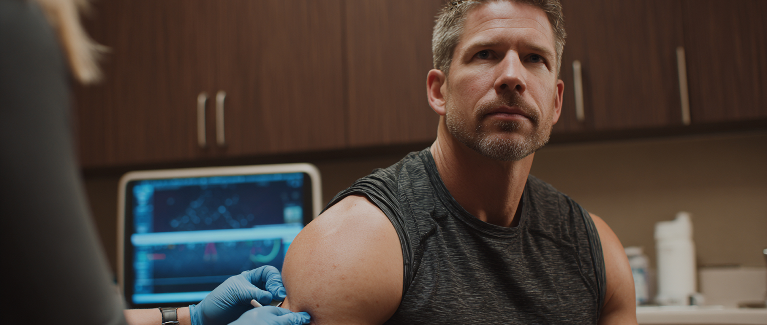 Dr. Ched Garten reviews x-ray with athletic patient, reflecting Paragon’s diagnostic precision and injury recovery expertise.