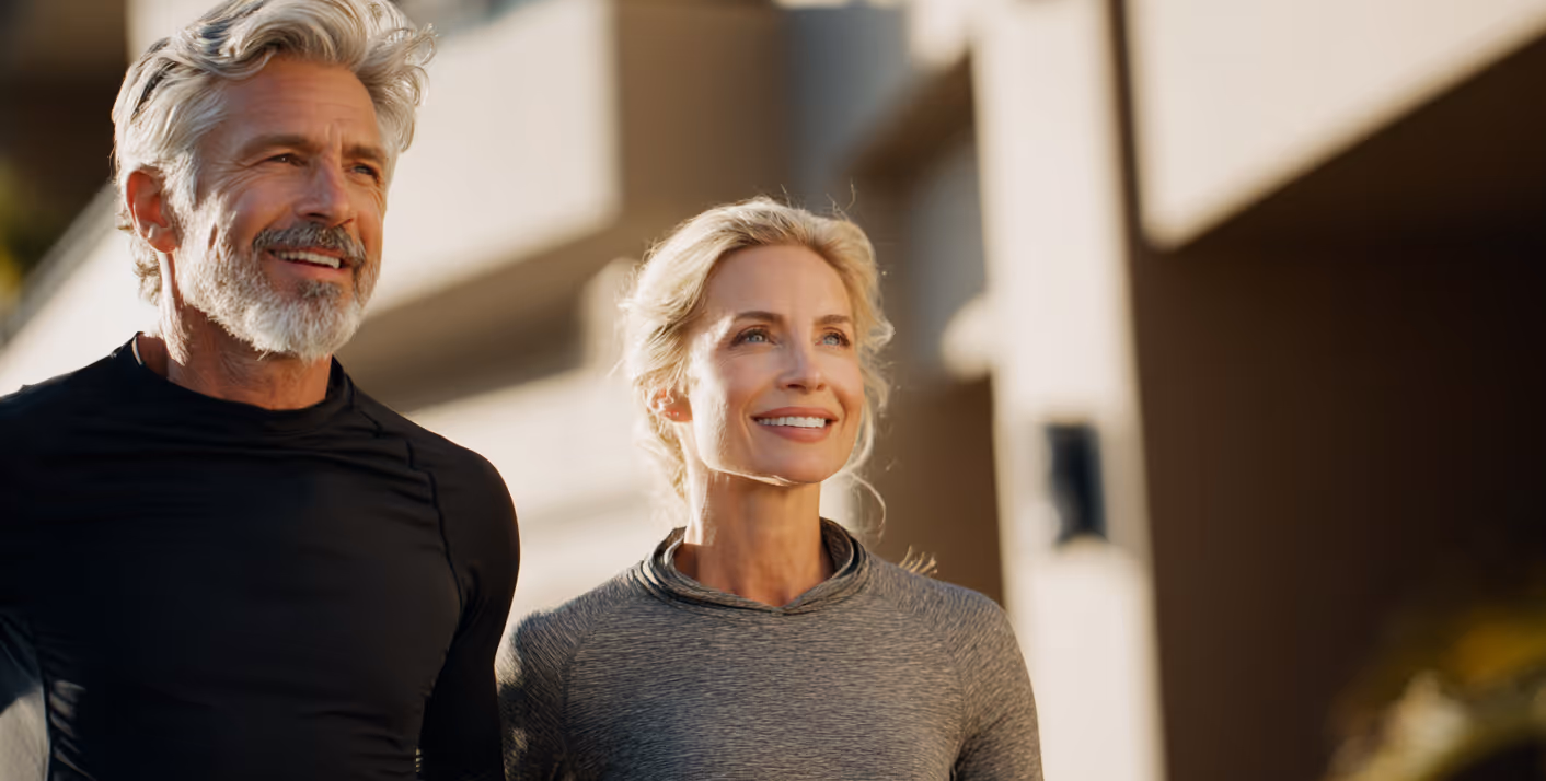 Dr. Ched Garten reviews x-ray with athletic patient, reflecting Paragon’s diagnostic precision and injury recovery expertise.