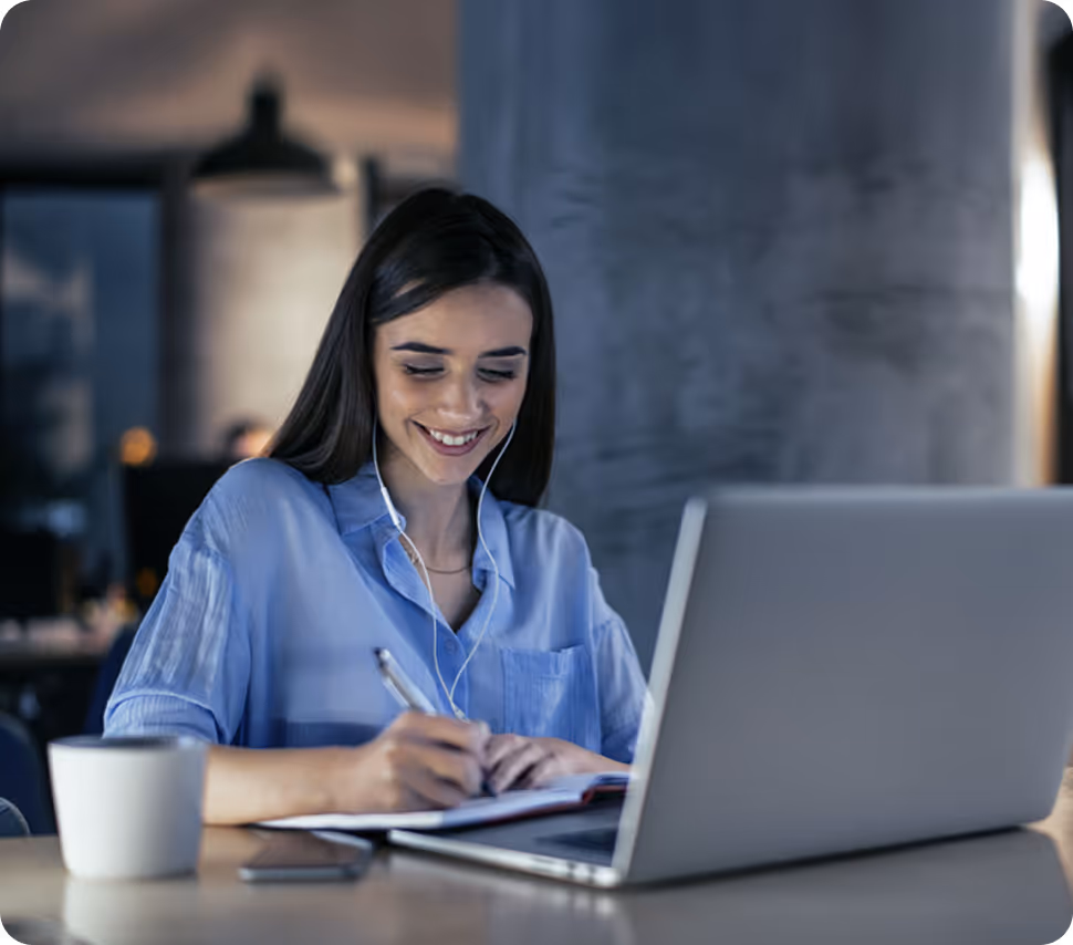Apprenante suivant une formation Business Speaking hybride en anglais professionnel, présentiel et distanciel