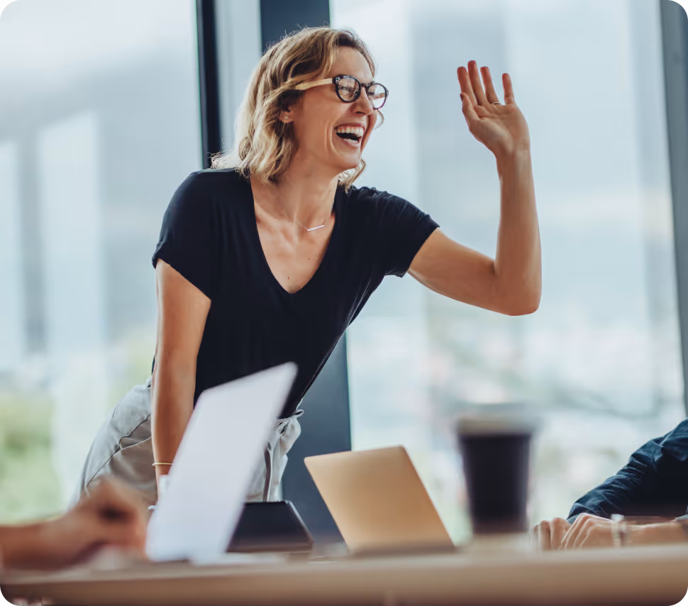 Apprenante souriante partageant son témoignage après une formation Business Speaking en anglais professionnel