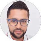 Portrait d’un client satisfait partageant son avis sur Business Speaking
