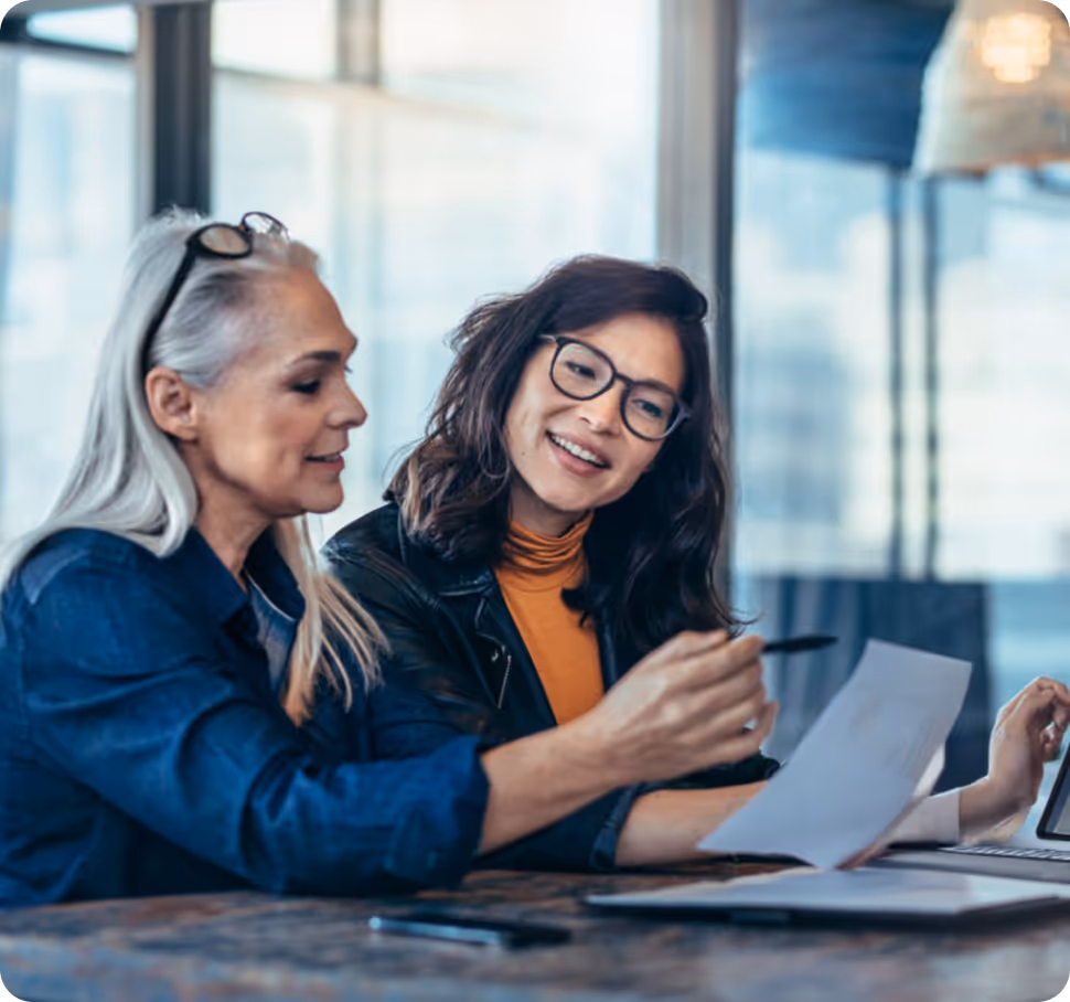 Deux apprenantes en formation Business Speaking illustrant que les cours sont disponibles dans 11 langues professionnelles