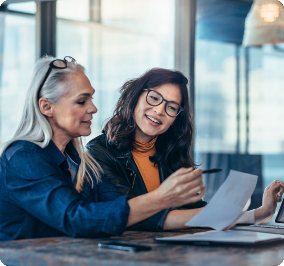 Deux apprenantes en formation Business Speaking illustrant que les cours sont disponibles dans 11 langues professionnelles