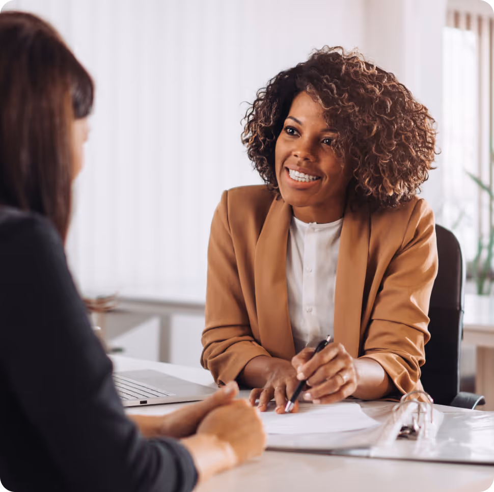 Formatrice en anglais professionnel accompagnant une apprenante lors d’un entretien individuel