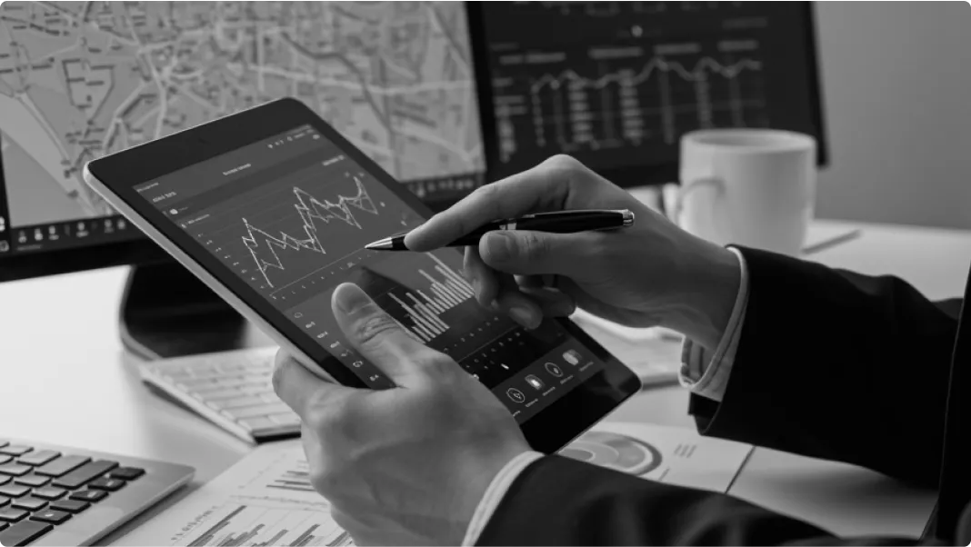 Eine Person haltet ein Tablet mit Hilfe von welchem sie eine Sicherheitsanalyse durchführt