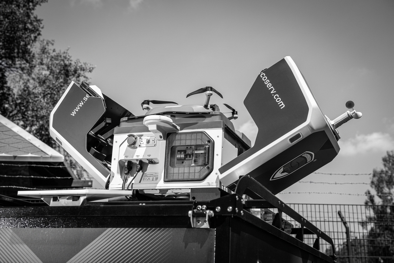 Eine autonome Drohne startet aus einer Drohnenbox