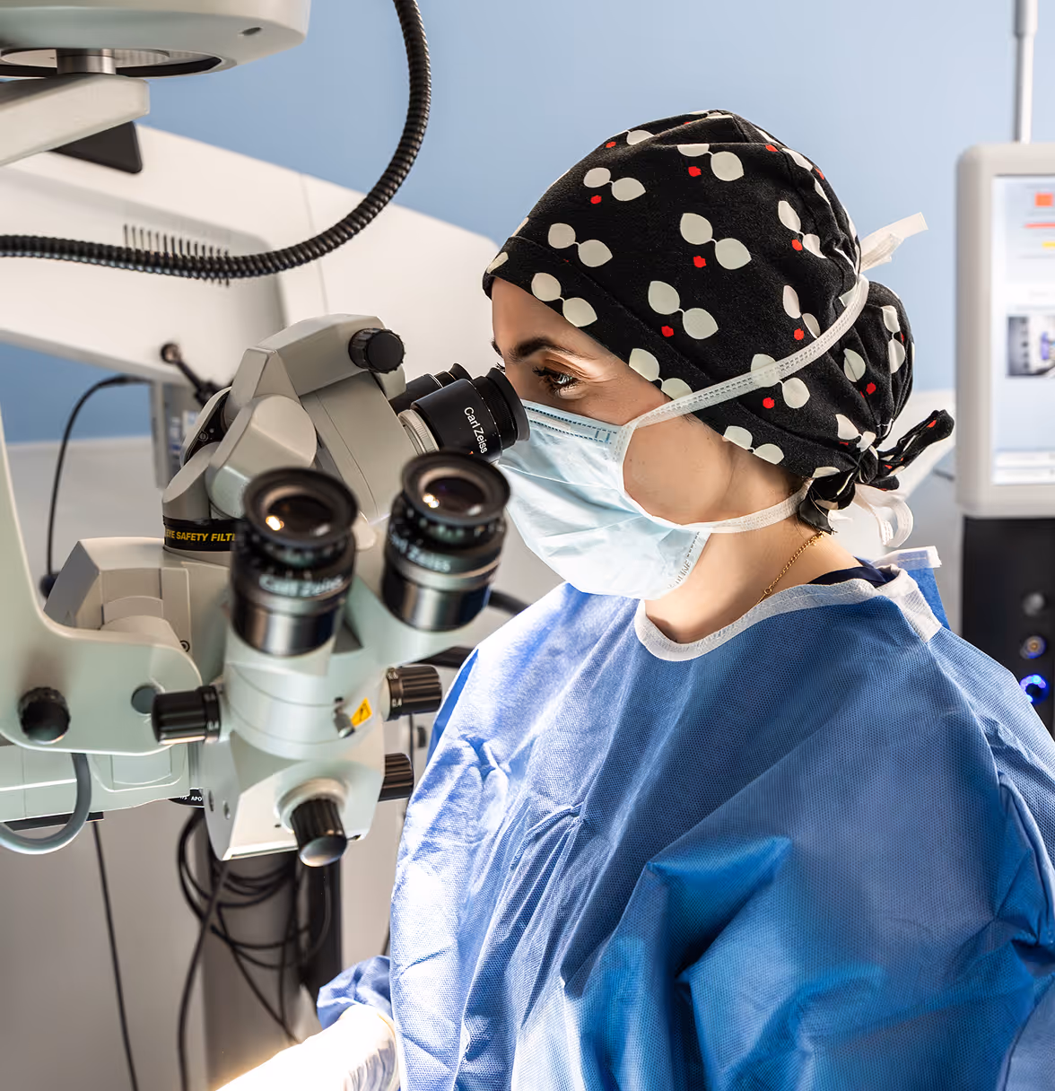 veterinary ophthalmologist performing surgery