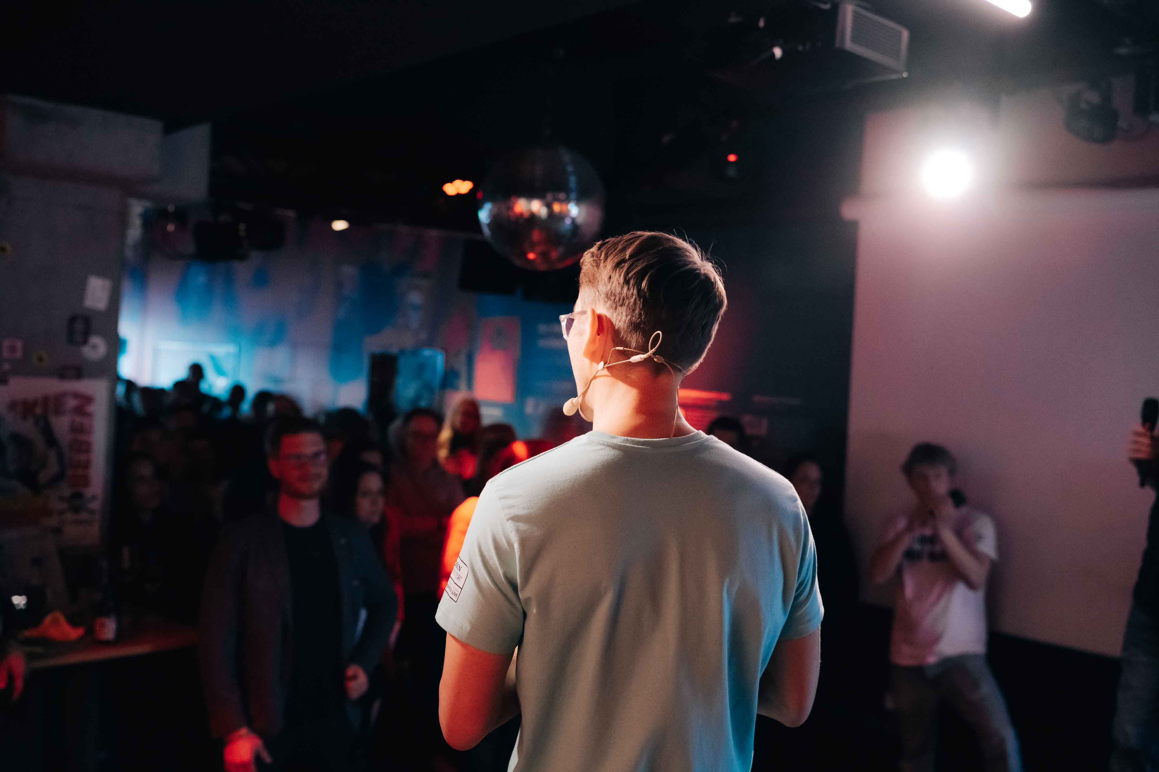 Momentaufnahme von Cliff Lehnen bei der Moderatio auf der Bühne