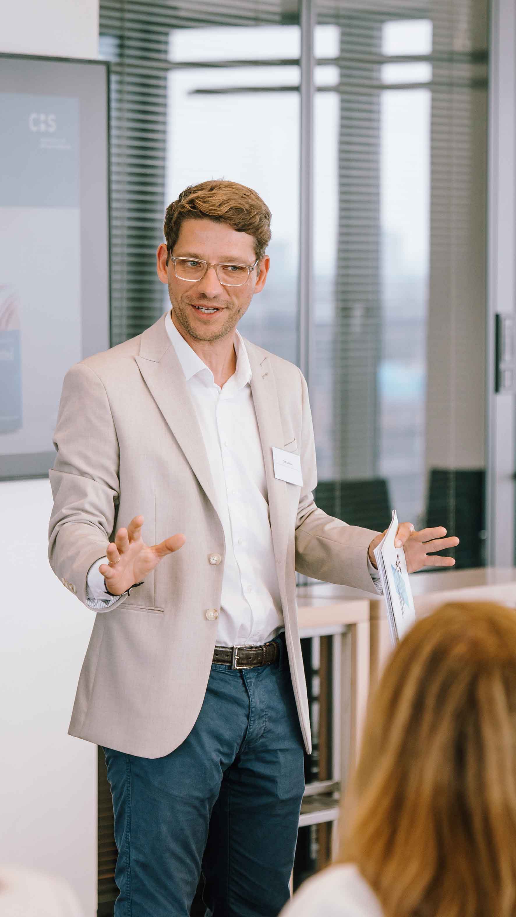 Journalist Cliff Lehnen hält einen Workshop zur Zukunft der Arbeitswelt