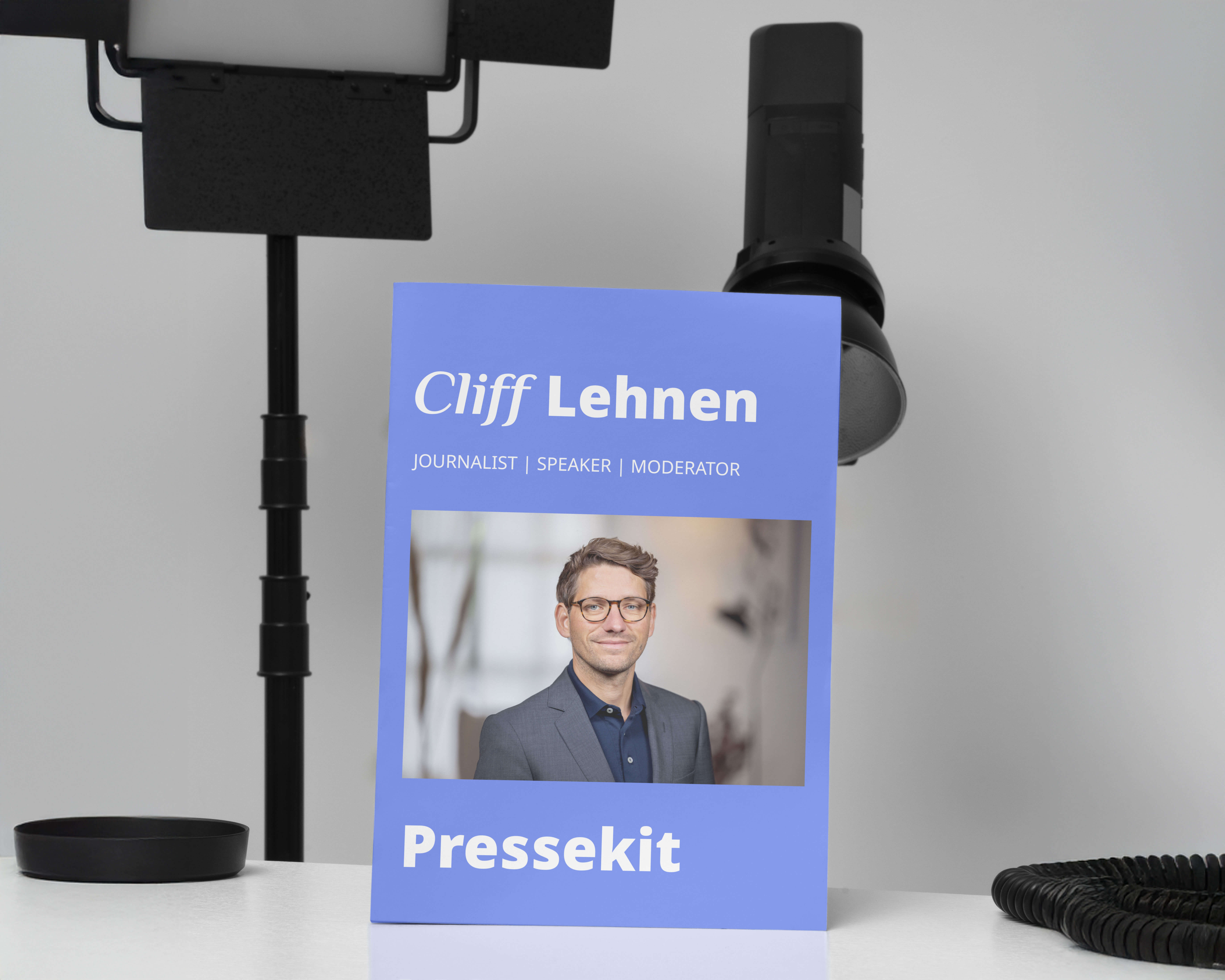 Lila Magazincover mit einem Portraitfoto von Cliff Lehnen zeigt das Pressekit zum Download