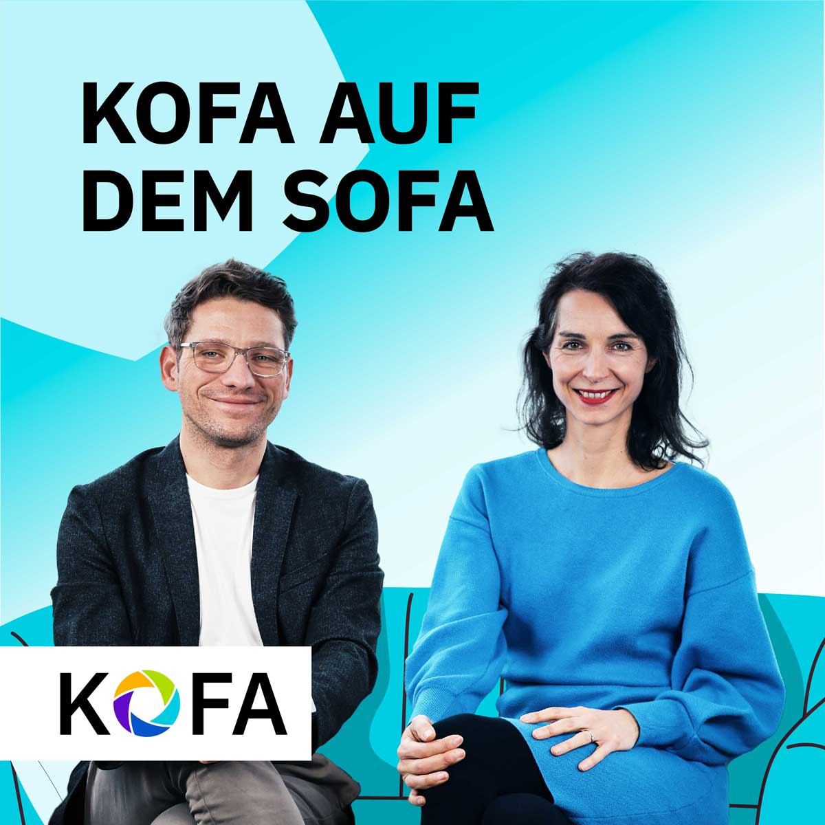 Podcast Cover von KOFA auf dem Sofa zeigt beide Hosts auf dem Sofa sitzend