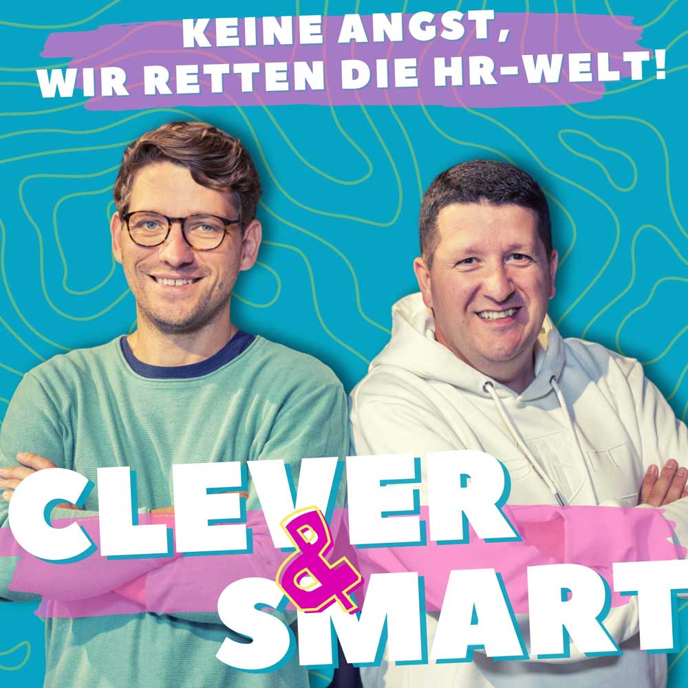 Podcast Coverbild mit den zwei Hosts in lässiger Pose vor blauem Hintergrund