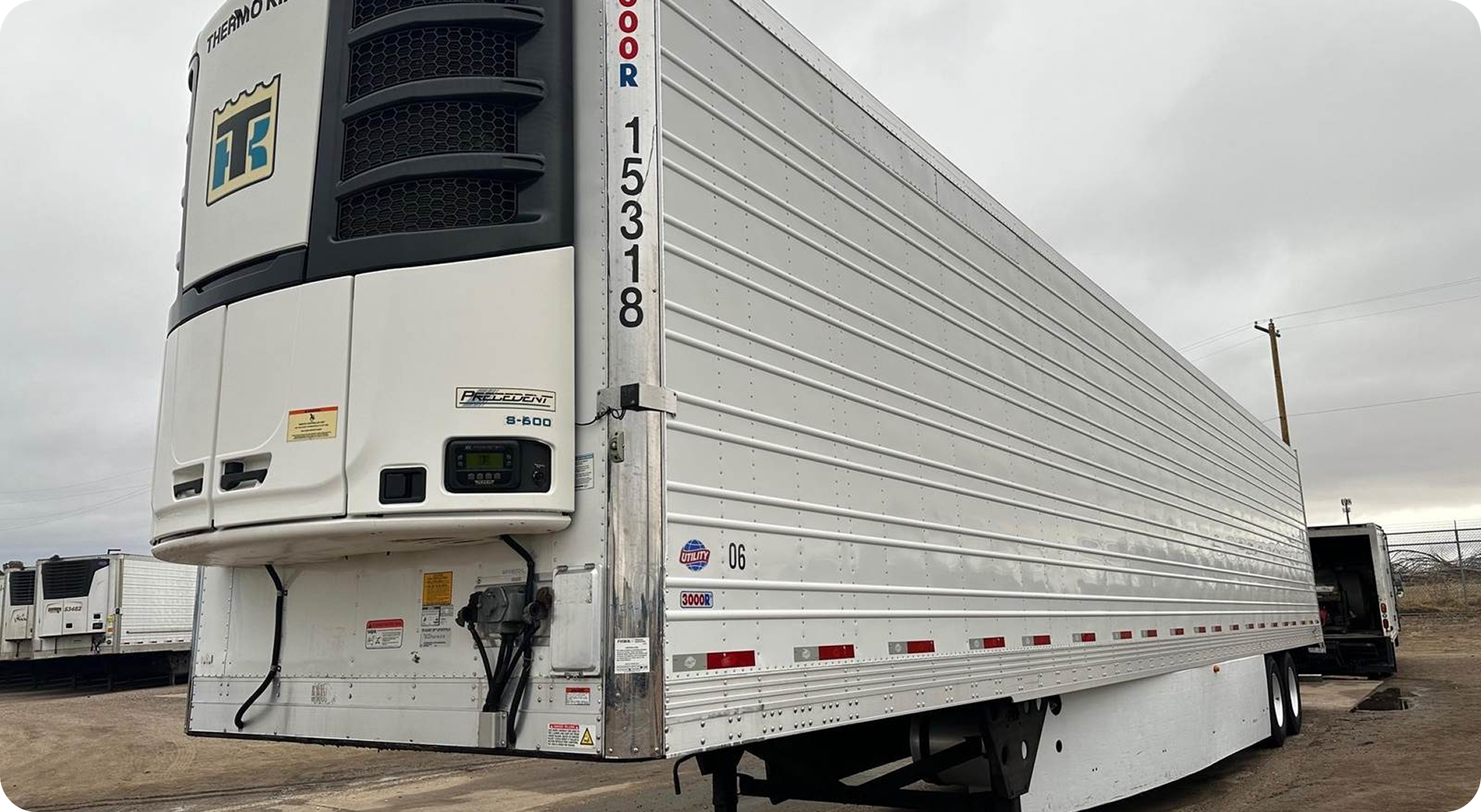 Refrigerated reefer trailer for temperature-controlled freight
