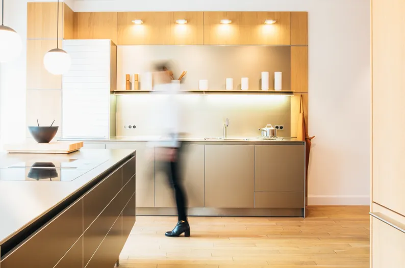 Cuisine en bois clair avec îlot central inox