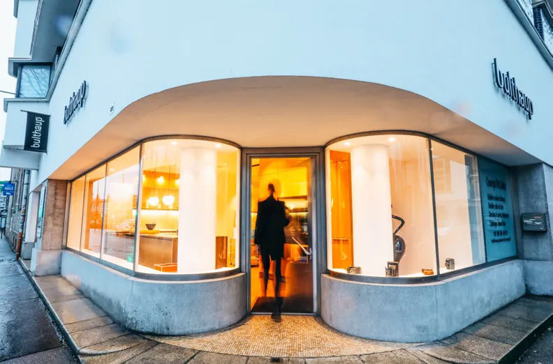 Entrée vitrée du showroom bulthaup, cuisiniste partenaire de Hansen Cojean