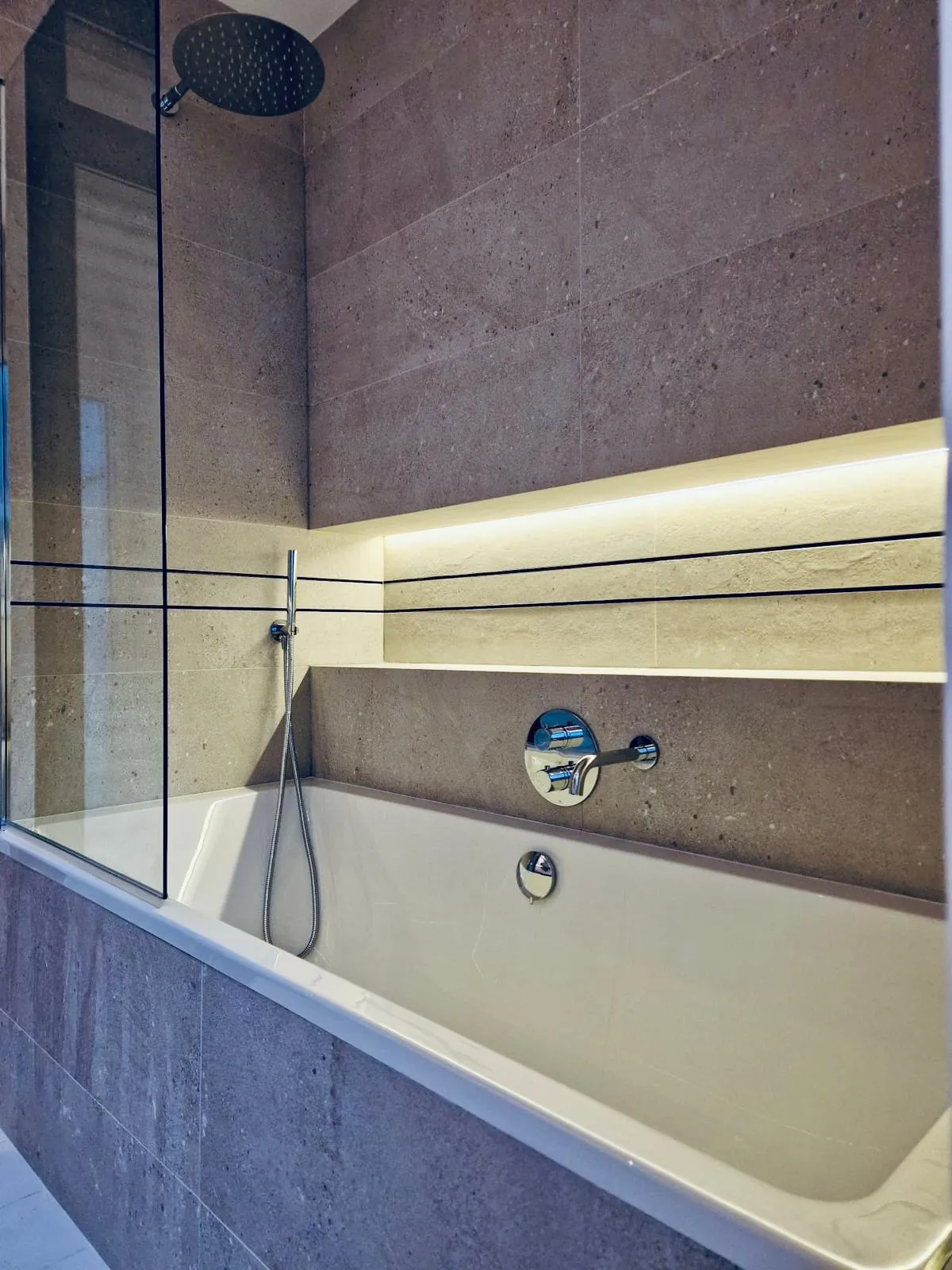 Niche de douche carrelée et baignoire, rénovation de salle de bain Hansen Cojean