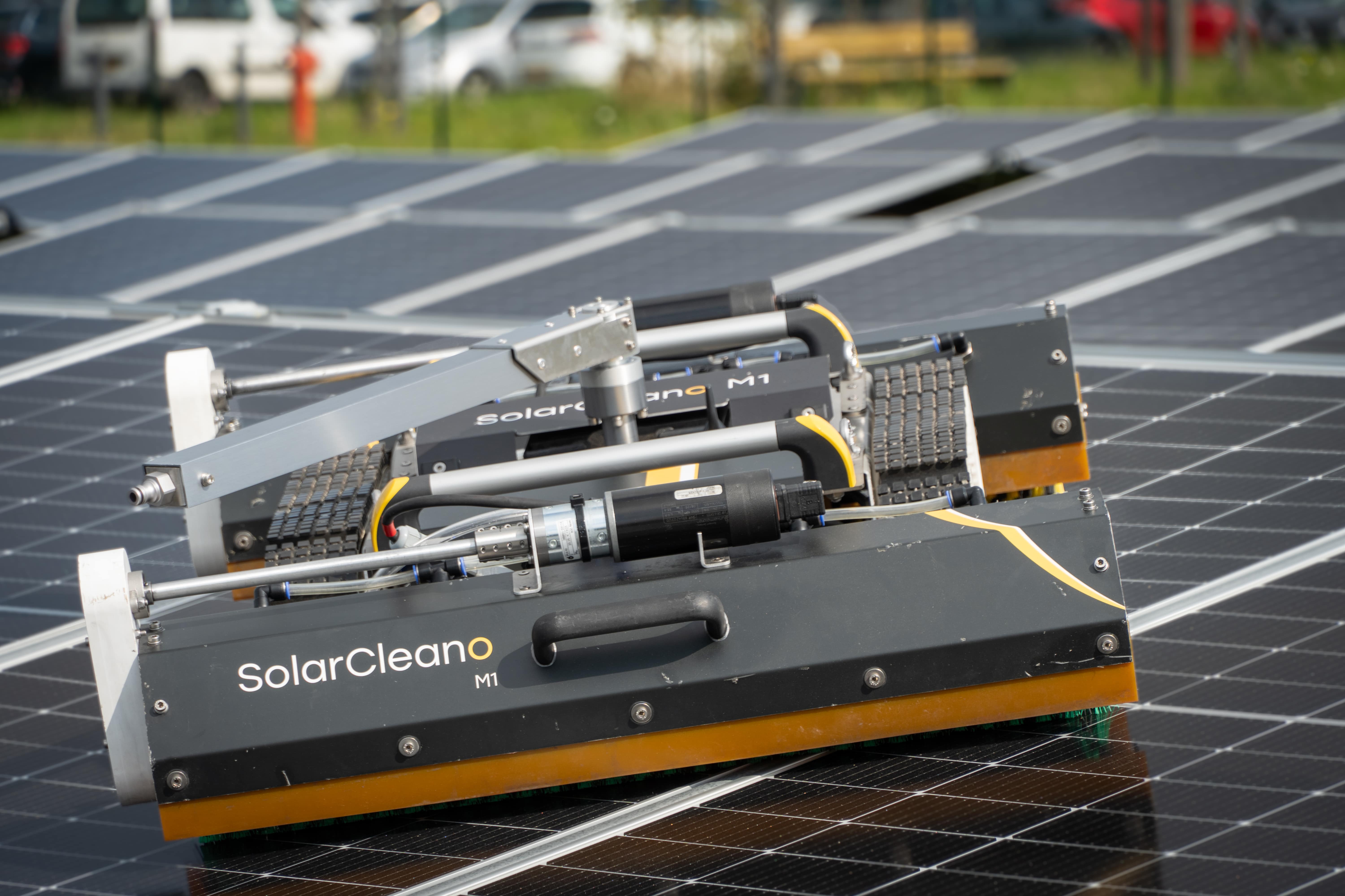 Napredni robot za čišćenje solarnih panela koji smanjuje vreme održavanja i povećava efikasnost solarnih elektrana.