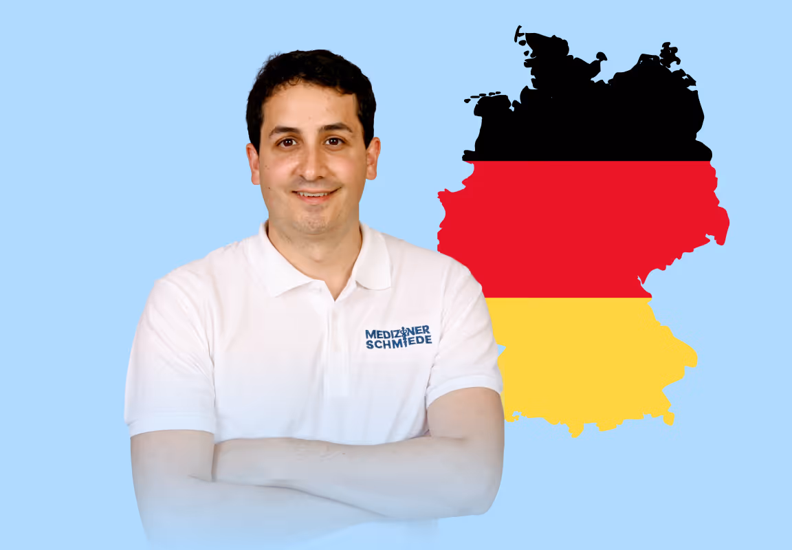 Mann in weißem Poloshirt mit "Mediziner Schmiede"-Logo vor Karte von Deutschland in den Farben der deutschen Flagge.