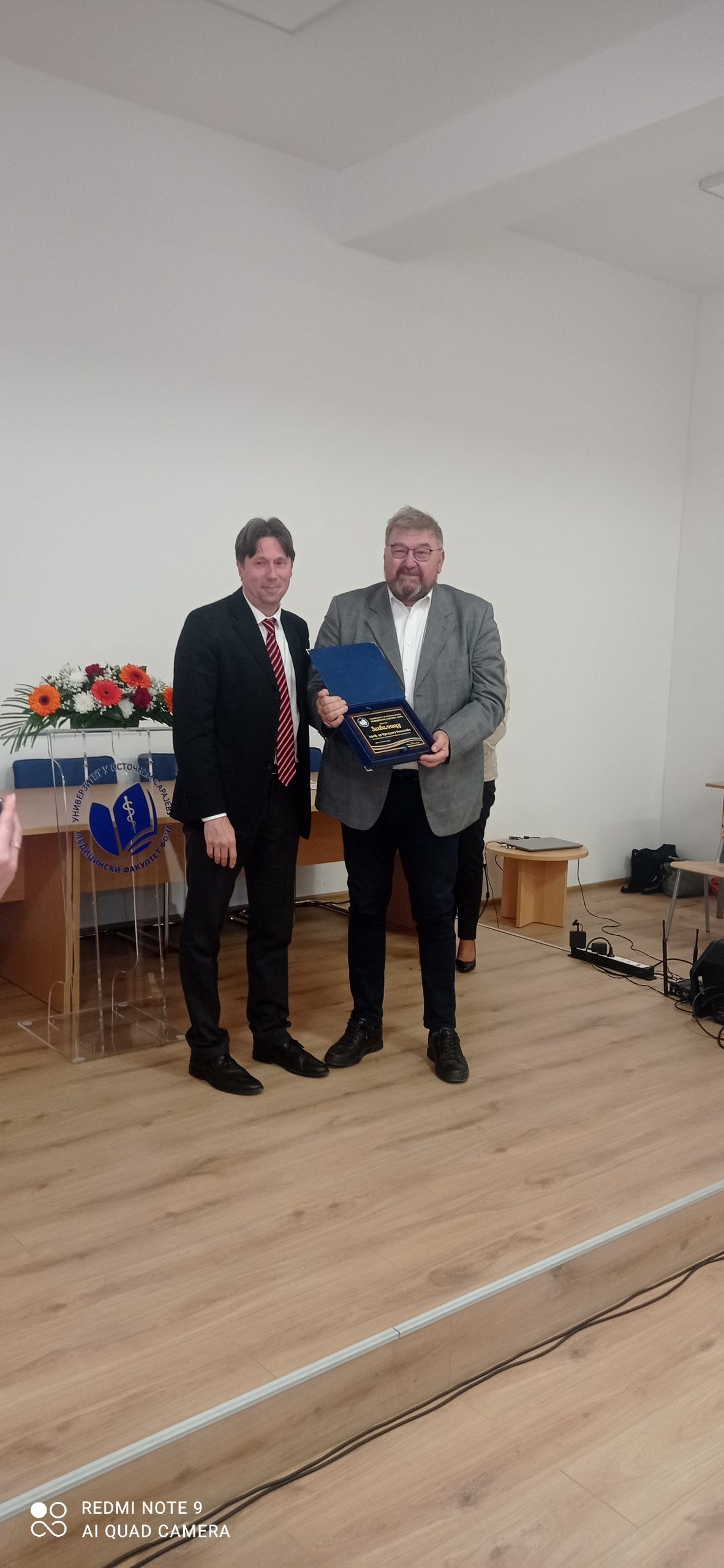 Dekan Prof. Dr. Dejan Bokonjić bei einer Ehrung an der Medizinischen Fakultät Foča