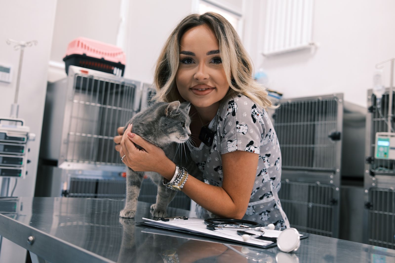 Studentin der Veterinärmedizin mit Katze in der Kleintierklinik der IULS Iași