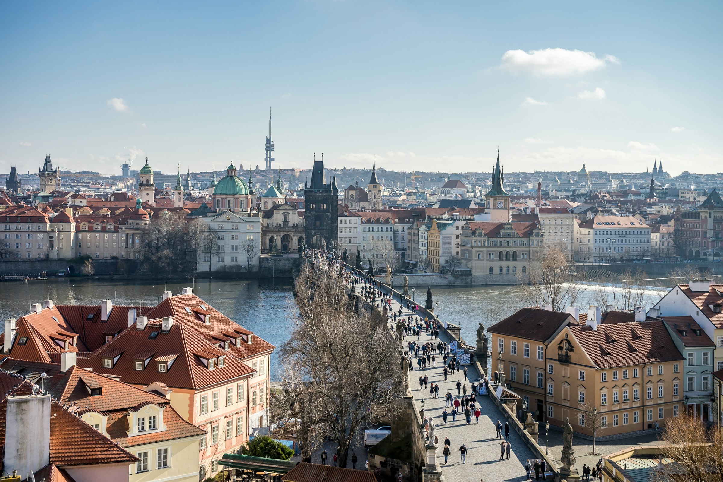 Blick auf Prag mit Karlsbrücke und Moldau, Tschechien