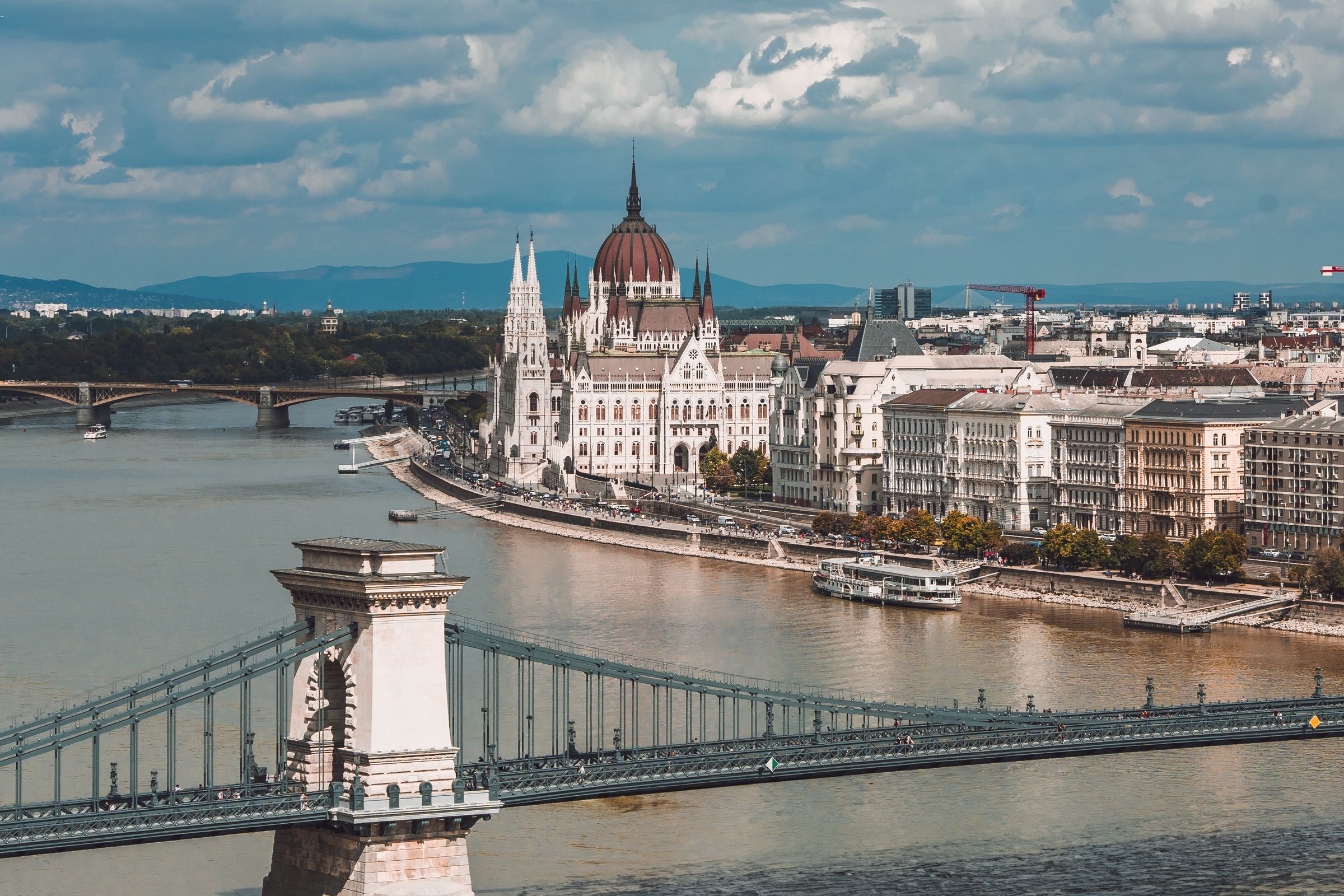 Parlament und Kettenbrücke an der Donau in Budapest, Ungarn