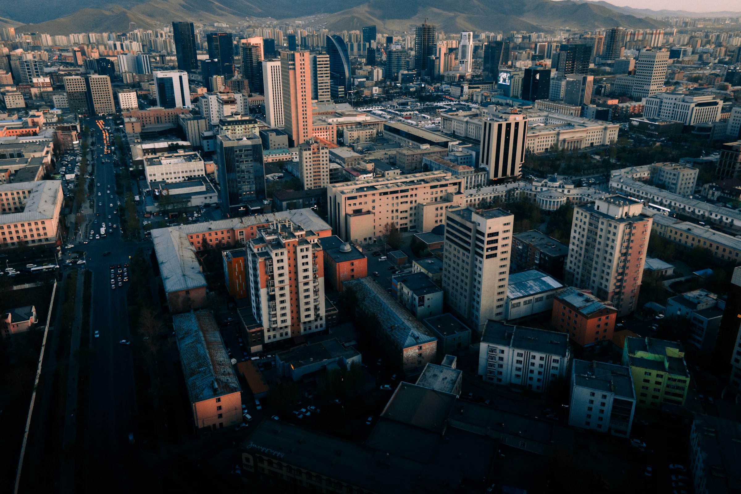 Luftaufnahme von Ulaanbaatar mit Bergen, Mongolei