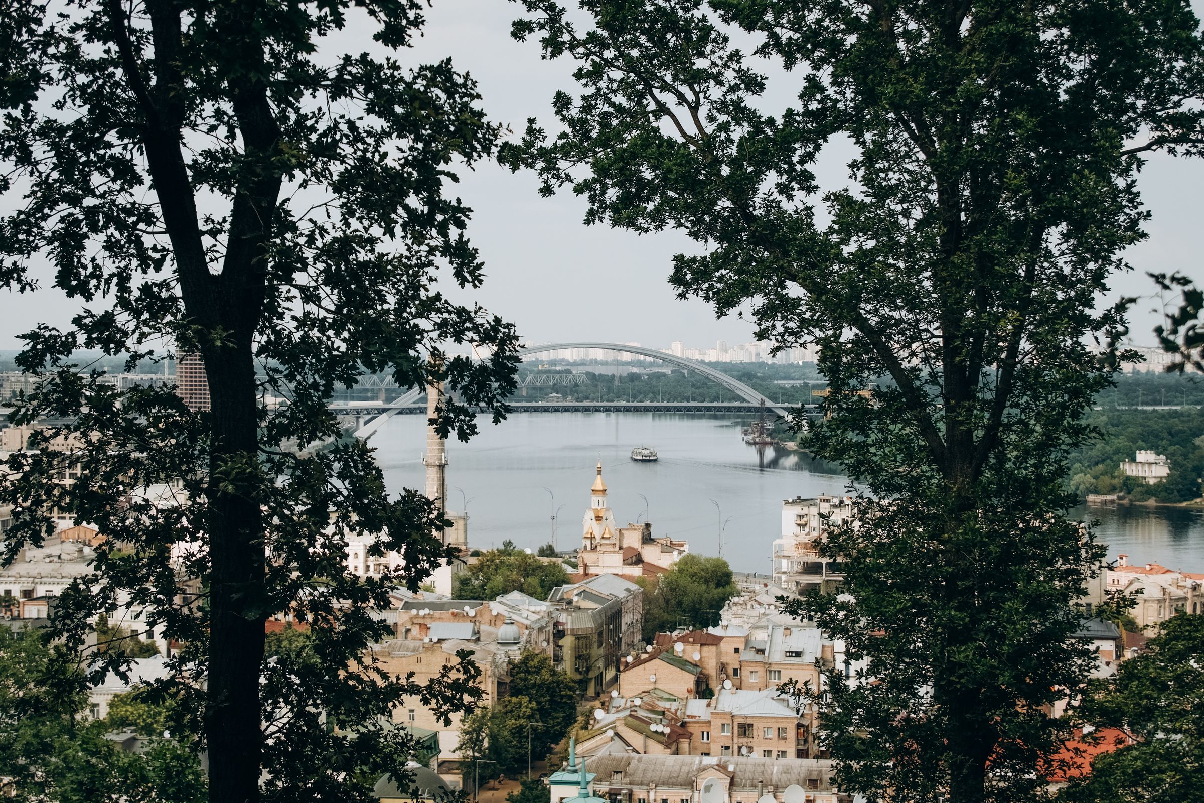 Kyjiw mit Brücke über den Dnipro, Ukraine