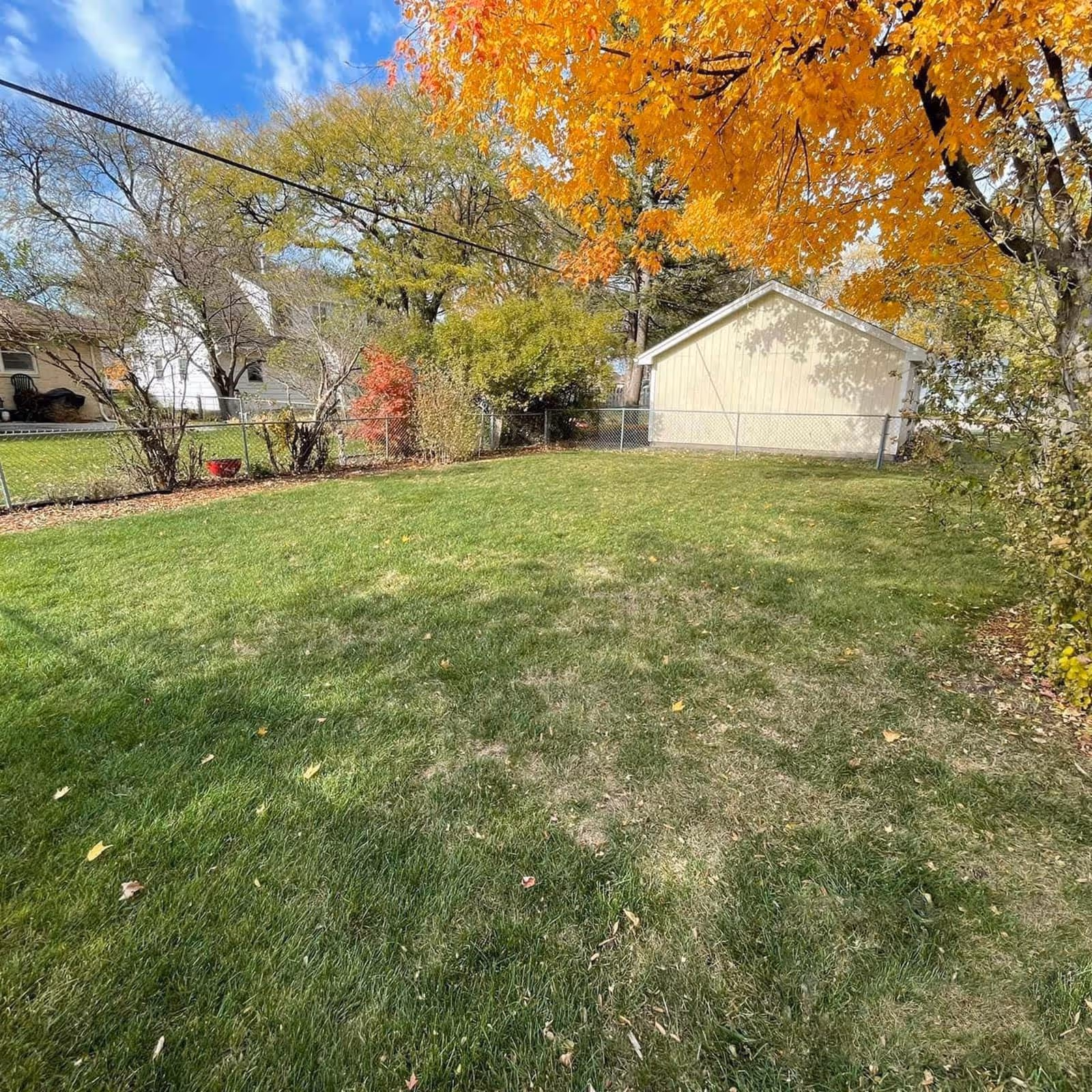 Weekly lawn mowing service in Urbandale Iowa near me