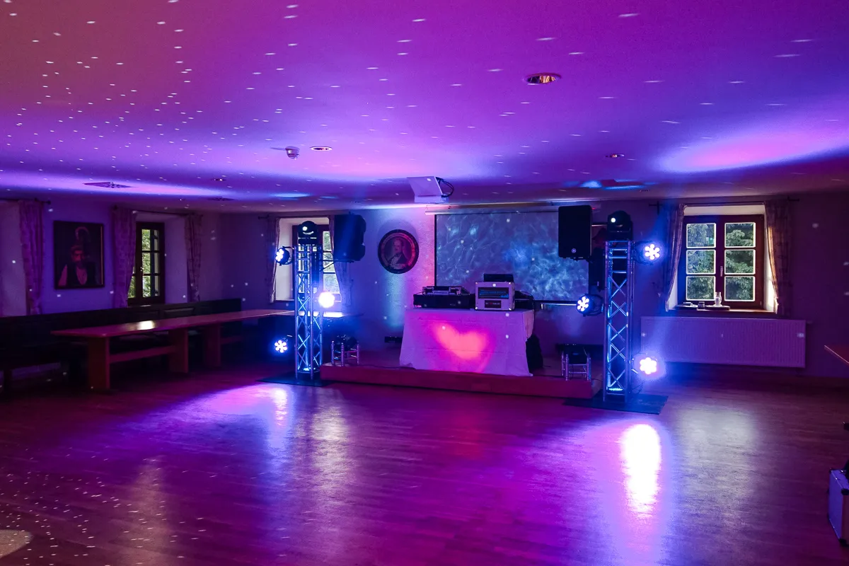 Tanzfläche mit DJ-Setup und bunter Lichttechnik – Hochzeits-DJ sorgt für stimmungsvolle Atmosphäre in Bayern.